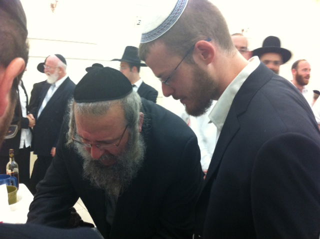צפו: הרב יונה מצגר הכניס את נכדו בבריתו של אברהם אבינו