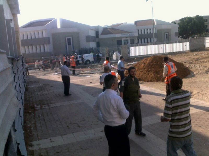 'שמענו בום אדיר. אנשים נפלו על הריצפה, הכל היה מלא עשן'