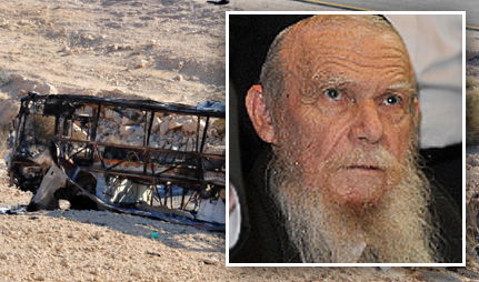 הרב אדלשטיין על רקע האוטובוס שהותקף (פלאש 90)