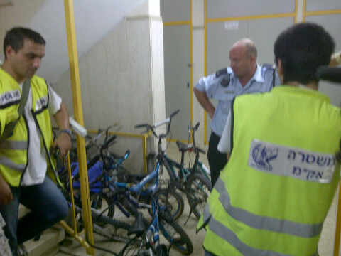 השוטרים בבניין בו פרצה הדירה.