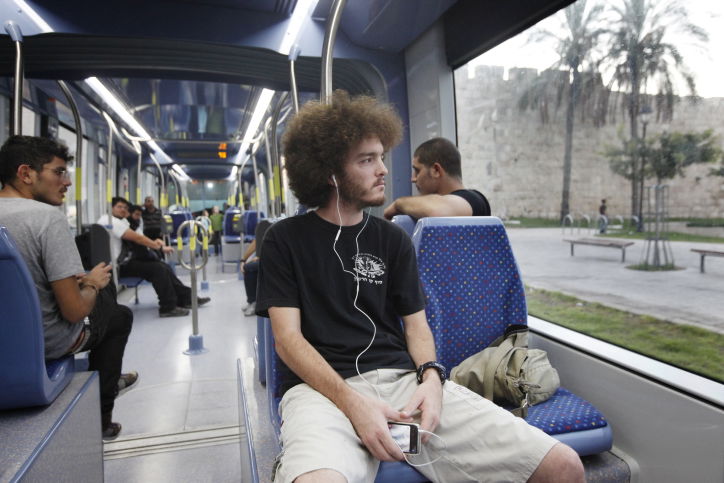 בין הרים ובין סלעים טסה הרכבת: 40,000 ירושלמים הגיעו לנסות