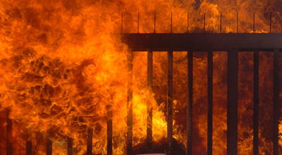 מחבלים על רקע בית-הכנסת בנווה-דקלים