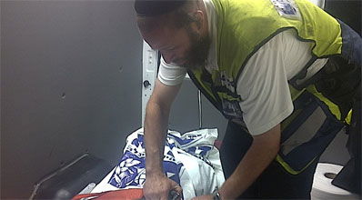 גופת הילד הערב באמבולנס.