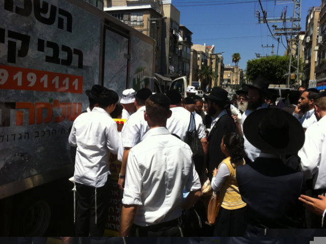 חגיגה באיצקוביץ': אלפי שקיות חלב מחולקות חינם לאברכים