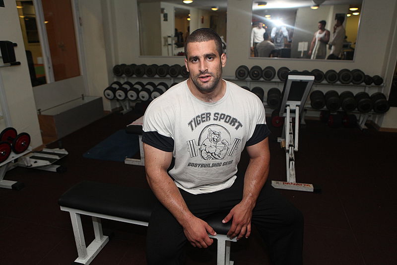 המאבטח של "העדה": בבוקר אברך כולל, בערב מר ישראל