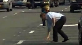 צפו: כסף נופל על נהגים בכביש מהיר בהולנד