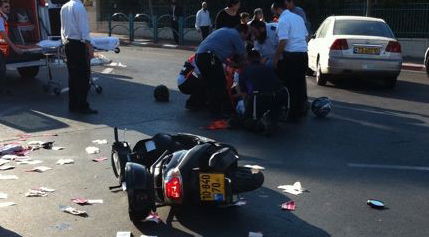 אלעד: אחים רכבו על אופנוע ונפגעו מרכב