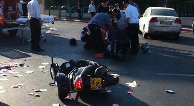 אלעד: אחים רכבו על אופנוע ונפגעו מרכב