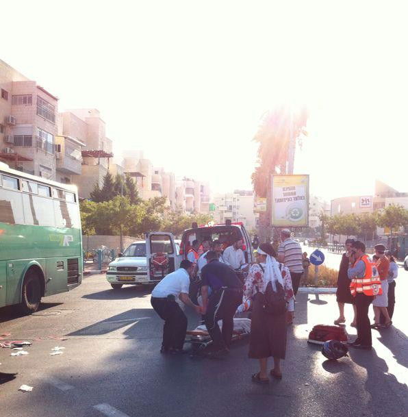 אלעד: אחים רכבו על אופנוע ונפגעו מרכב