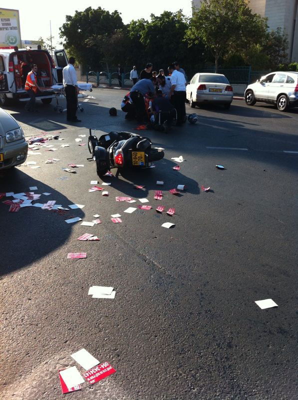 אלעד: אחים רכבו על אופנוע ונפגעו מרכב