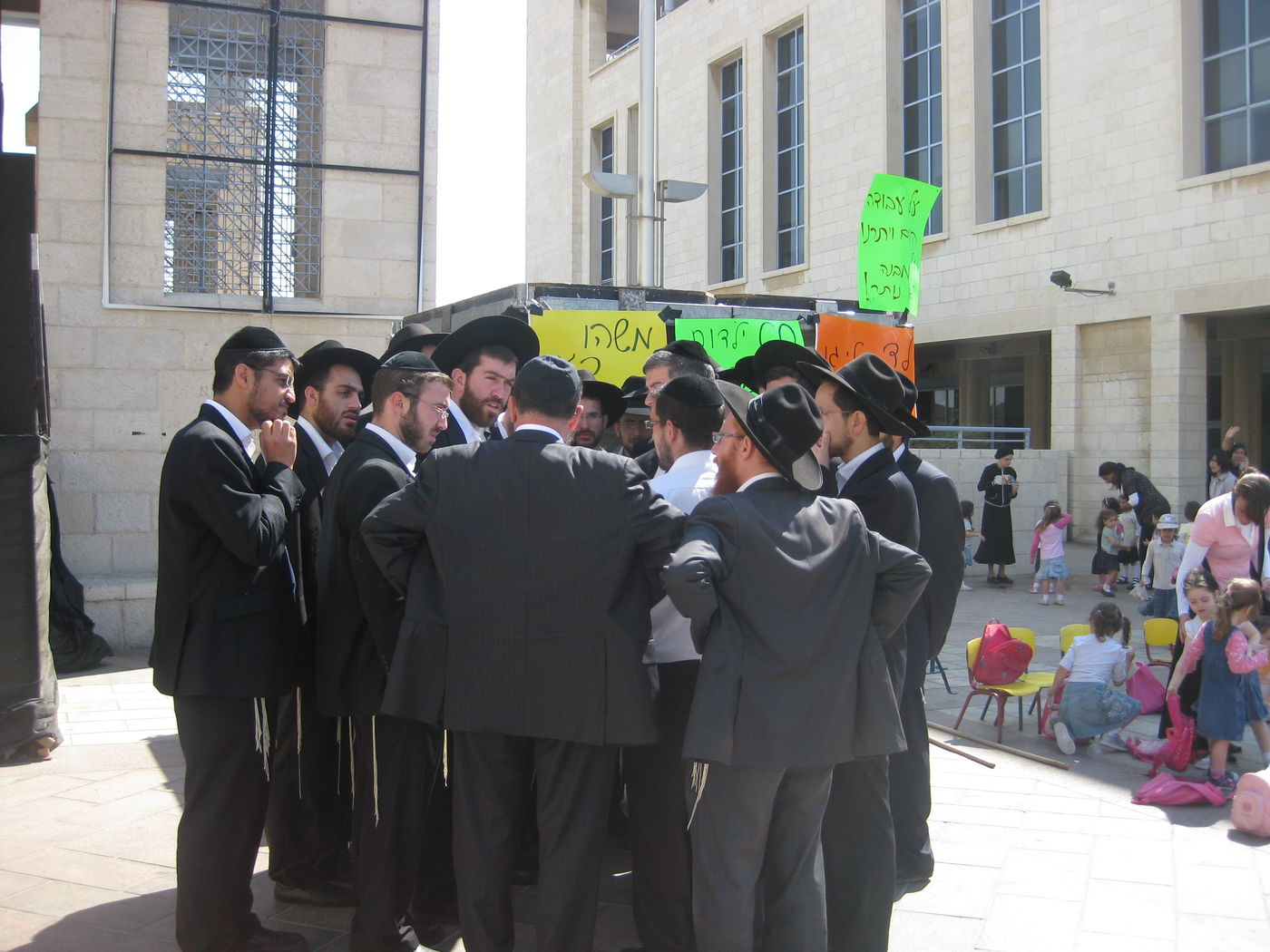 מצוקת הגנים: מהומה מול עיריית ירושלים