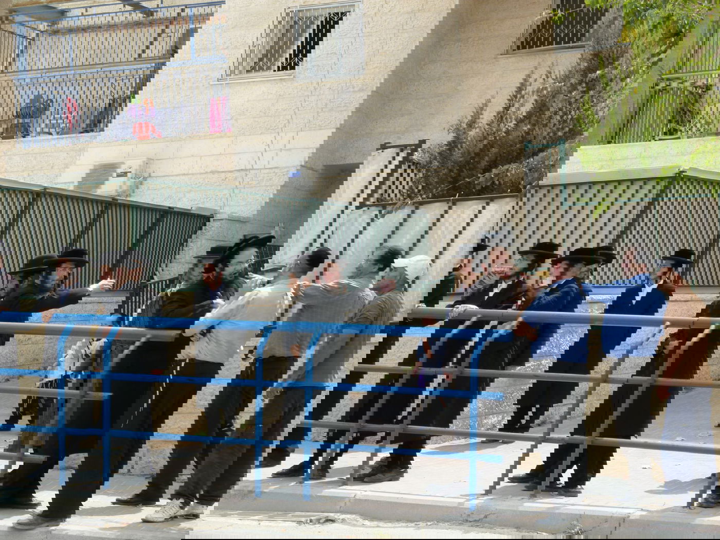 המאבק מחריף: הקנאים יידו אבנים, ילד נפצע