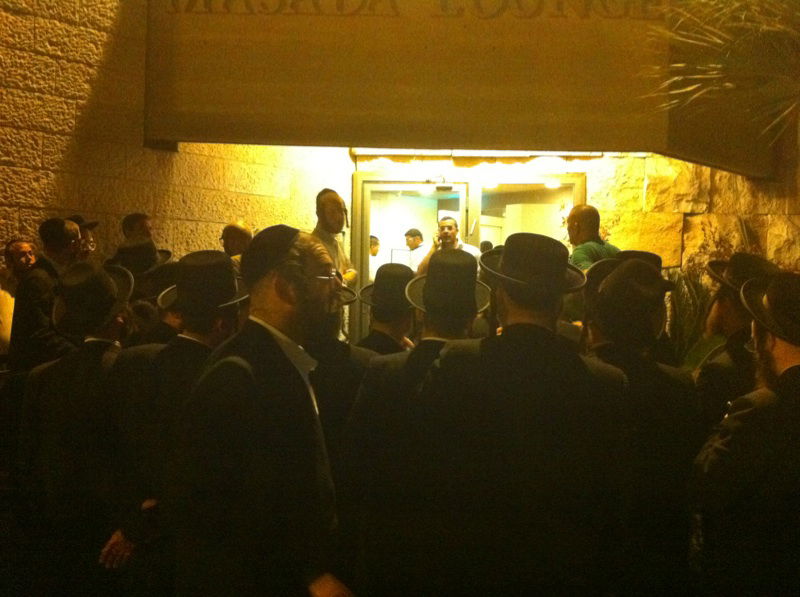 אסיר יפן, יואל גולדשטיין, נחת בנתב"ג - והוברח מדרך צדדית