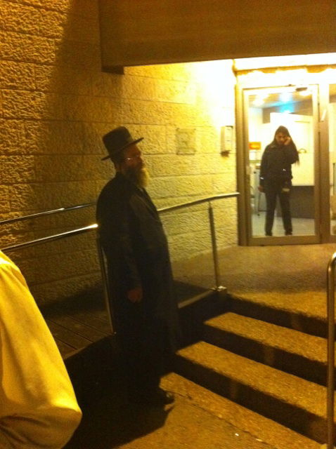 אסיר יפן, יואל גולדשטיין, נחת בנתב"ג - והוברח מדרך צדדית