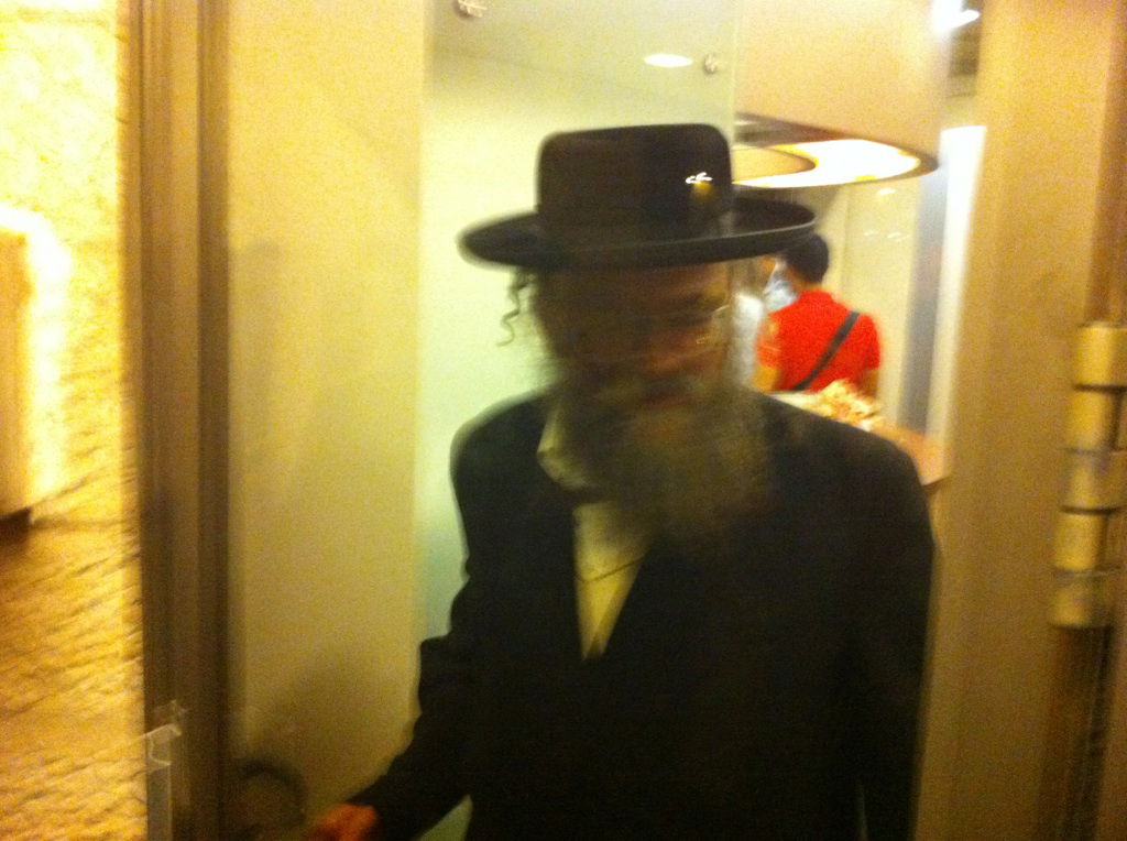 אסיר יפן, יואל גולדשטיין, נחת בנתב"ג - והוברח מדרך צדדית