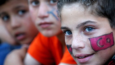 דגל טורקיה על פניו של ילד