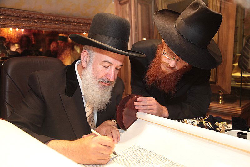 אחרי עשרות שנים: ספר תורה באלבניה