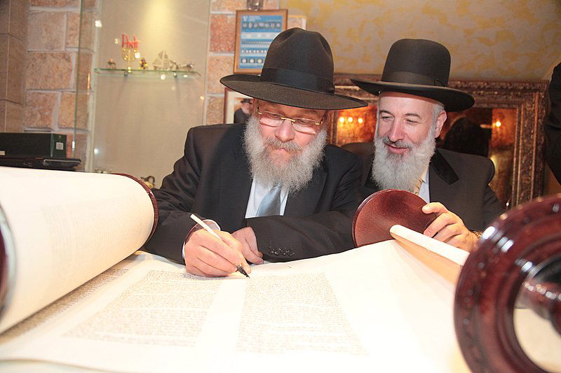 אחרי עשרות שנים: ספר תורה באלבניה