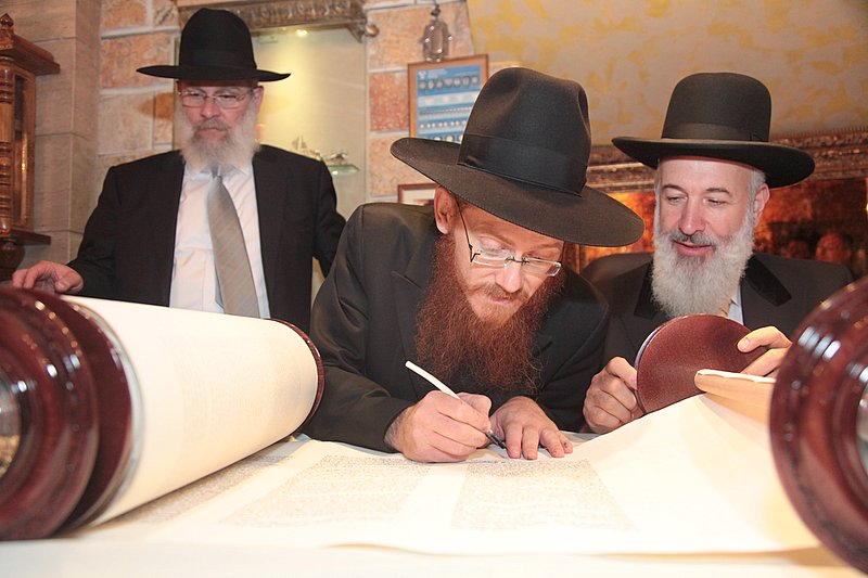 אחרי עשרות שנים: ספר תורה באלבניה