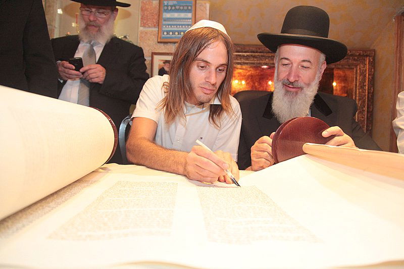 אחרי עשרות שנים: ספר תורה באלבניה