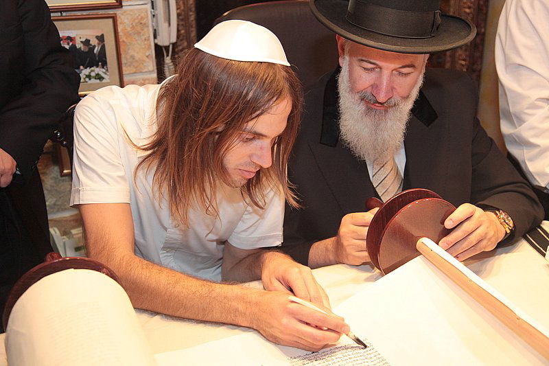 אחרי עשרות שנים: ספר תורה באלבניה