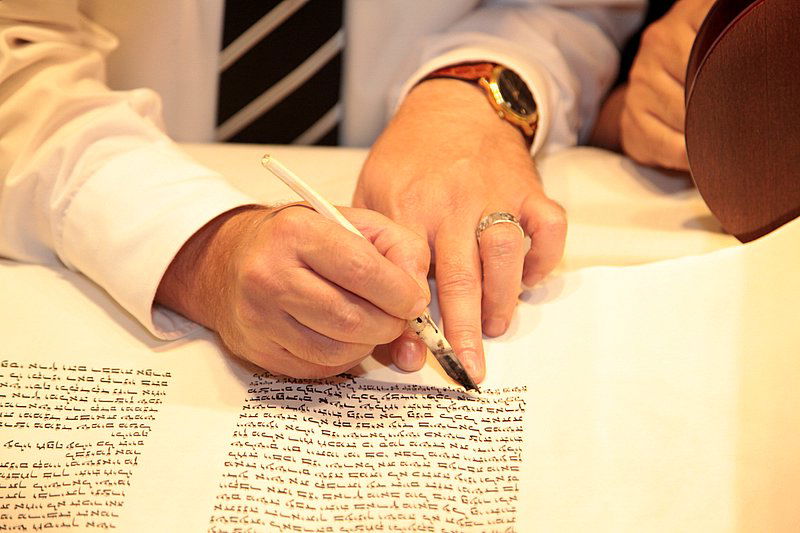 אחרי עשרות שנים: ספר תורה באלבניה