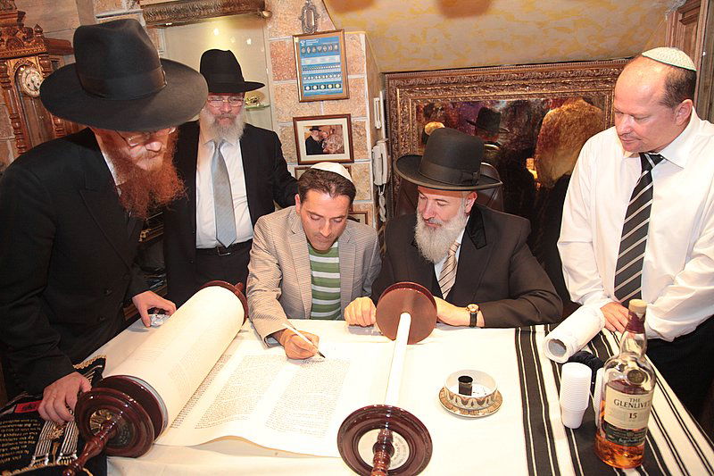 אחרי עשרות שנים: ספר תורה באלבניה