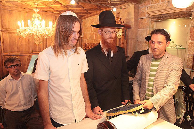 אחרי עשרות שנים: ספר תורה באלבניה