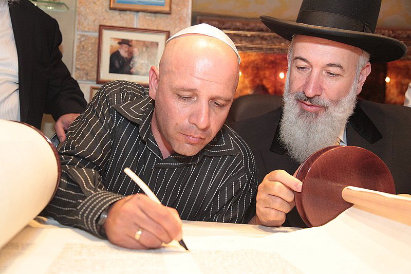 אחרי עשרות שנים: ספר תורה באלבניה