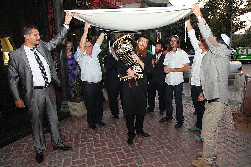 אחרי עשרות שנים: ספר תורה באלבניה