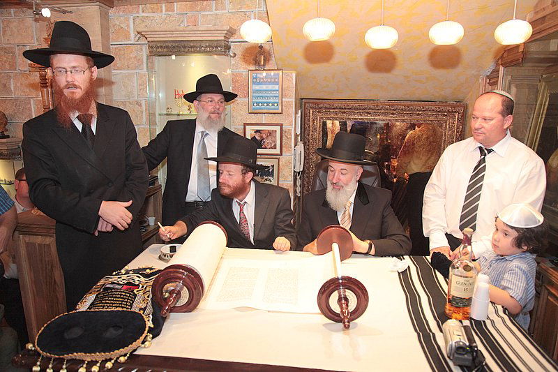 אחרי עשרות שנים: ספר תורה באלבניה