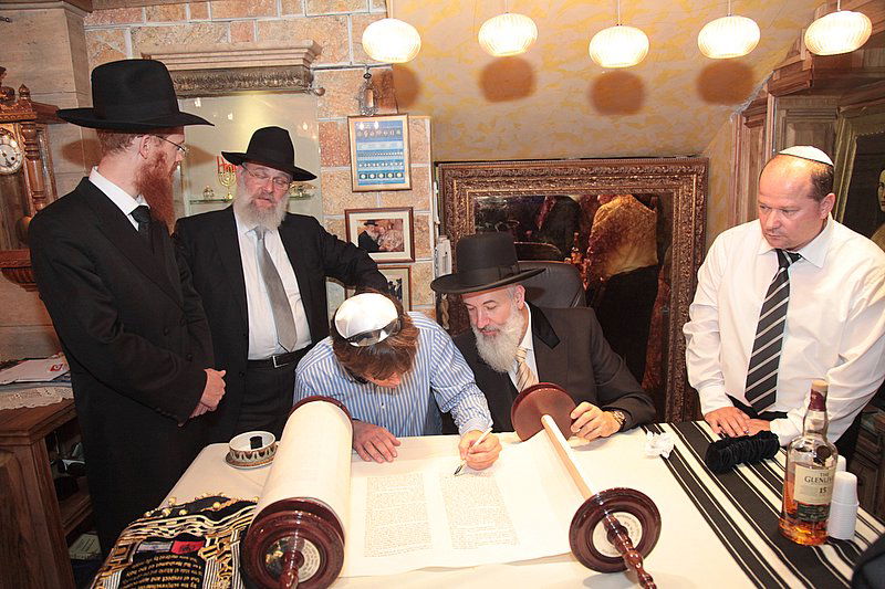 אחרי עשרות שנים: ספר תורה באלבניה