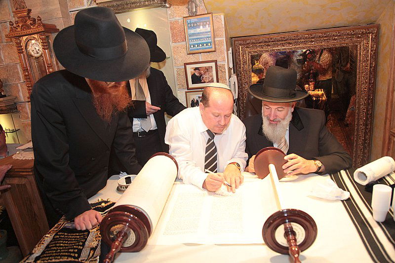 אחרי עשרות שנים: ספר תורה באלבניה