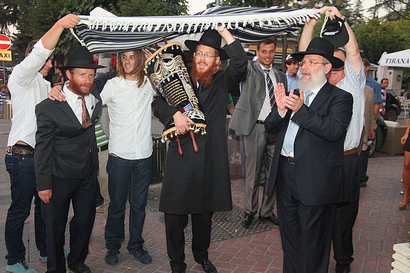 אחרי עשרות שנים: ספר תורה באלבניה