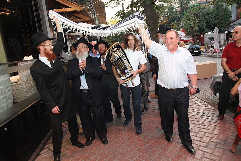 אחרי עשרות שנים: ספר תורה באלבניה