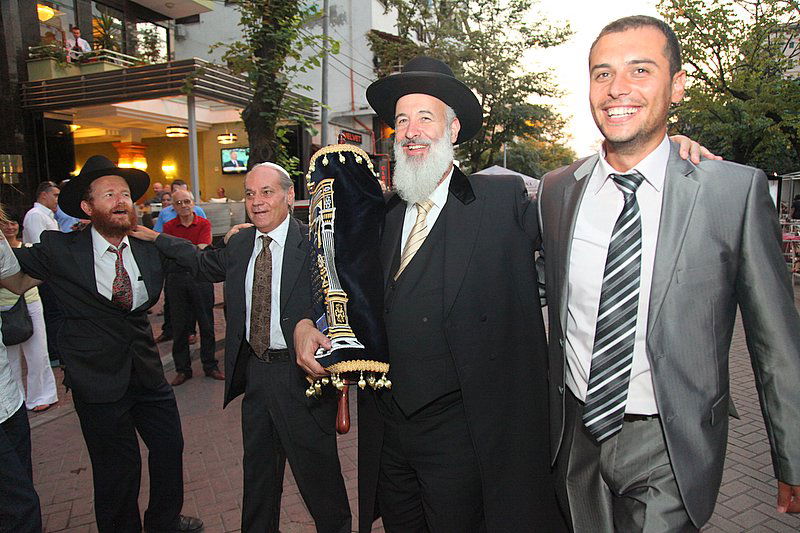 אחרי עשרות שנים: ספר תורה באלבניה