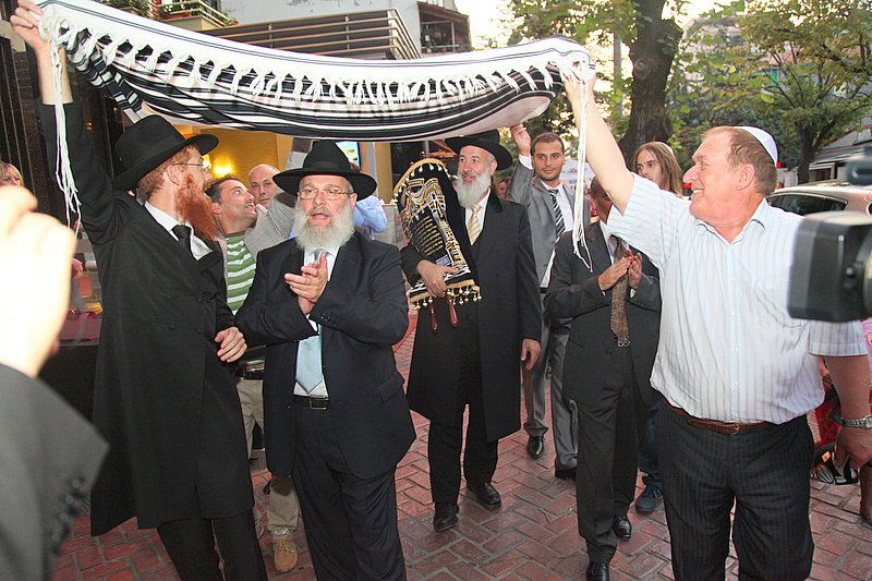 אחרי עשרות שנים: ספר תורה באלבניה