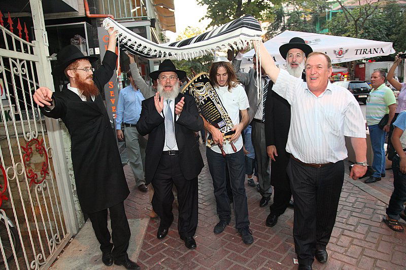 אחרי עשרות שנים: ספר תורה באלבניה