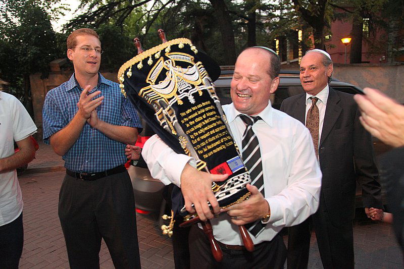 אחרי עשרות שנים: ספר תורה באלבניה