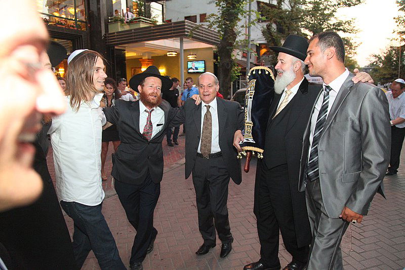 אחרי עשרות שנים: ספר תורה באלבניה