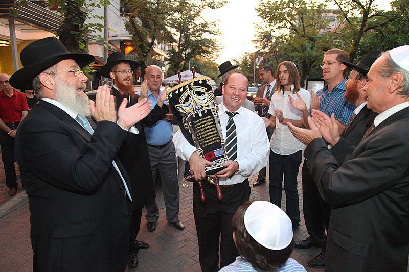 אחרי עשרות שנים: ספר תורה באלבניה