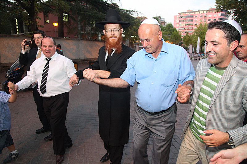 אחרי עשרות שנים: ספר תורה באלבניה