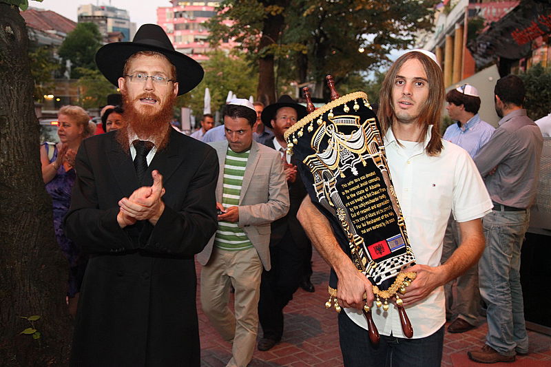 אחרי עשרות שנים: ספר תורה באלבניה