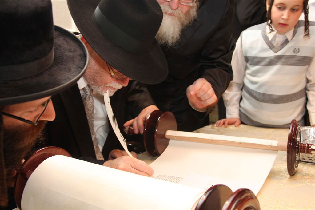 תיעוד מפואר: ספר התורה של האדמו"ר מסערט ויז'ניץ