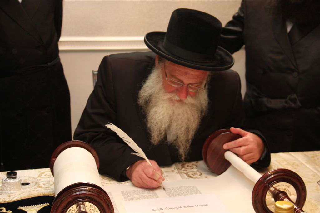 תיעוד מפואר: ספר התורה של האדמו"ר מסערט ויז'ניץ