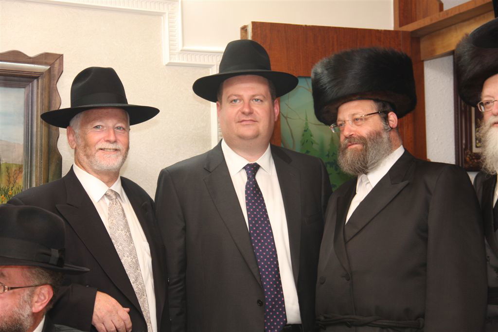 תיעוד מפואר: ספר התורה של האדמו"ר מסערט ויז'ניץ