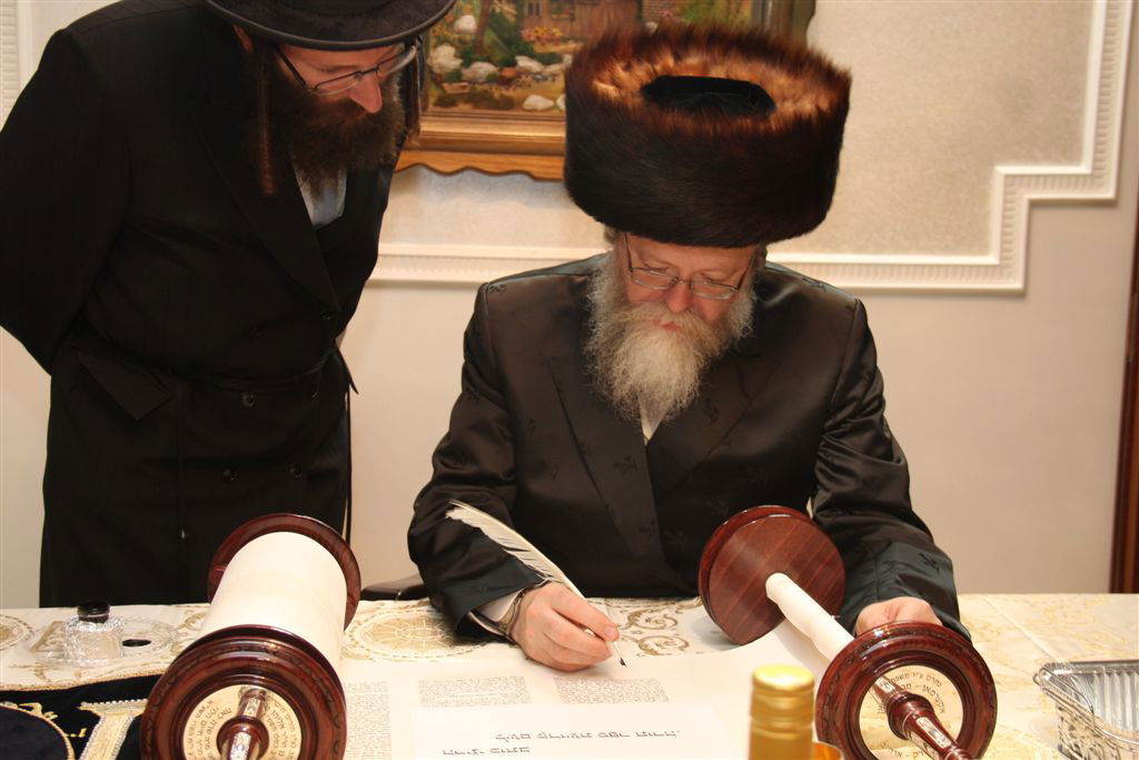 תיעוד מפואר: ספר התורה של האדמו"ר מסערט ויז'ניץ