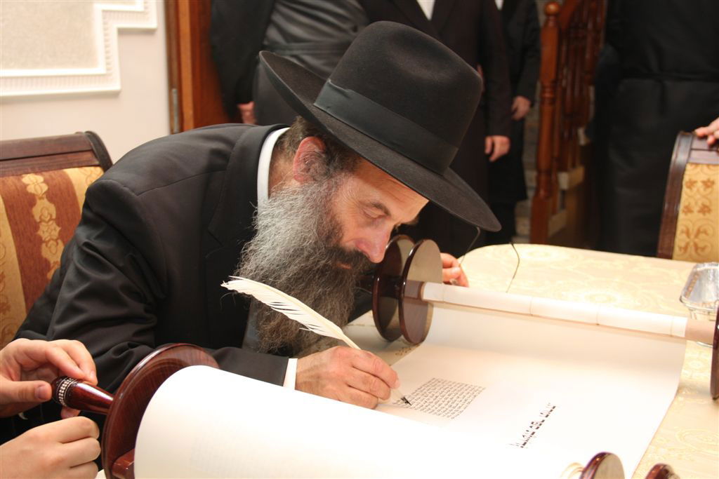 תיעוד מפואר: ספר התורה של האדמו"ר מסערט ויז'ניץ