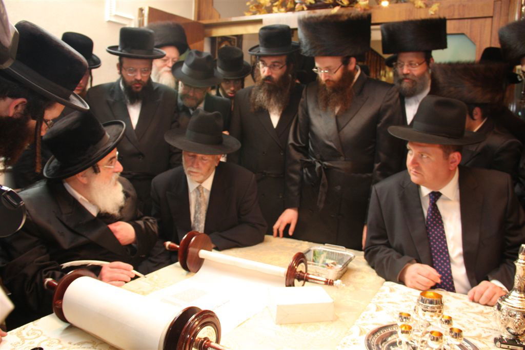 תיעוד מפואר: ספר התורה של האדמו"ר מסערט ויז'ניץ