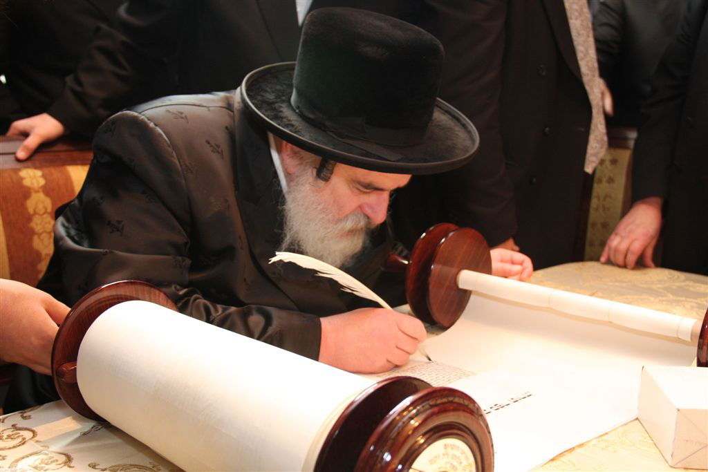 תיעוד מפואר: ספר התורה של האדמו"ר מסערט ויז'ניץ